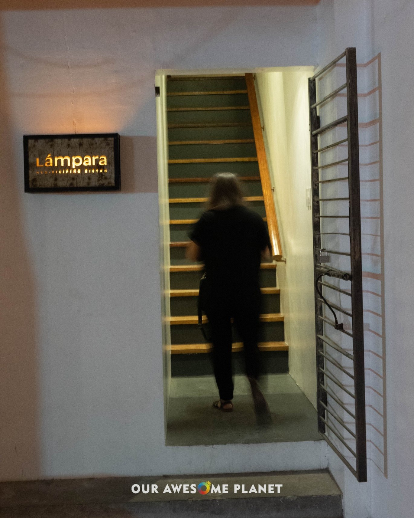 Lámpara entrance on Matilde Street